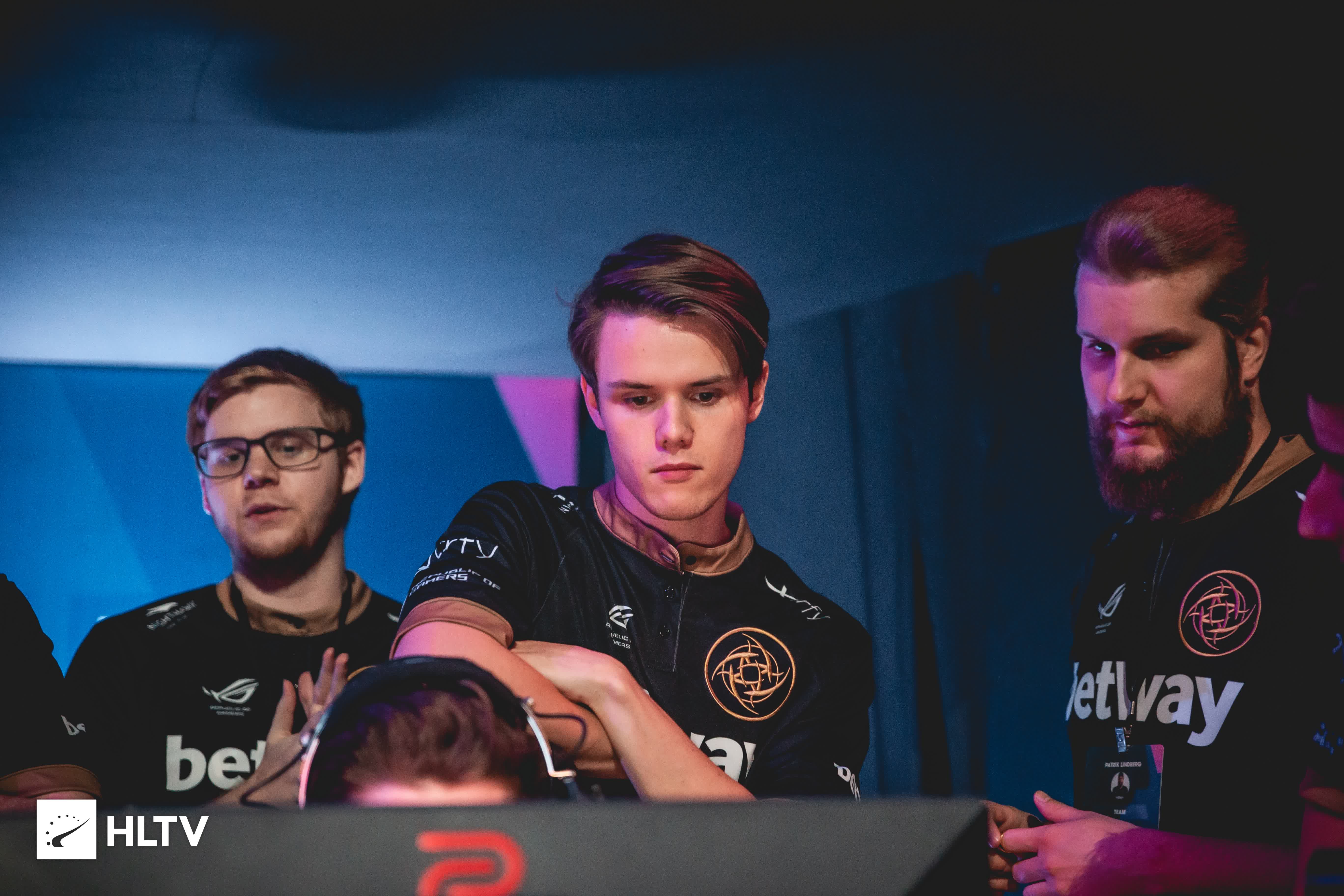 辅以跑卫短 辅以跑卫短