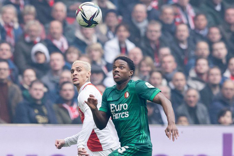 在足球中 在足球中